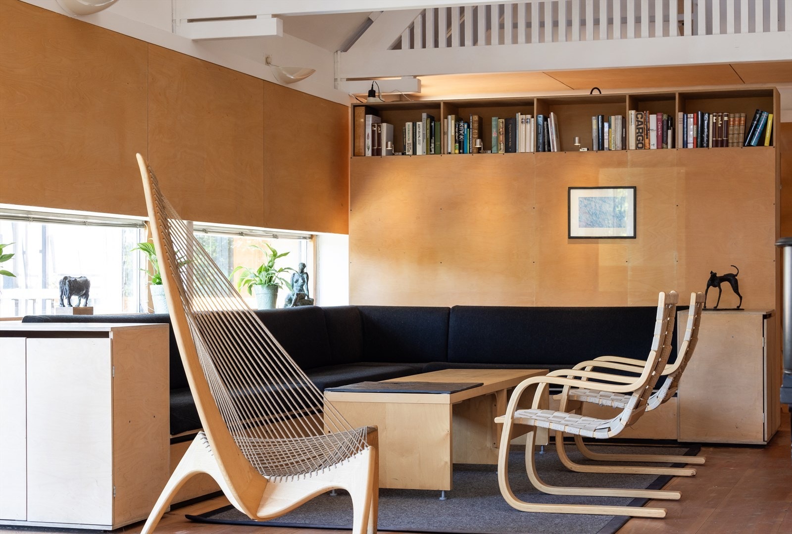 Den plassbygde sofaen passer perfekt inn i stuen Galleribilde