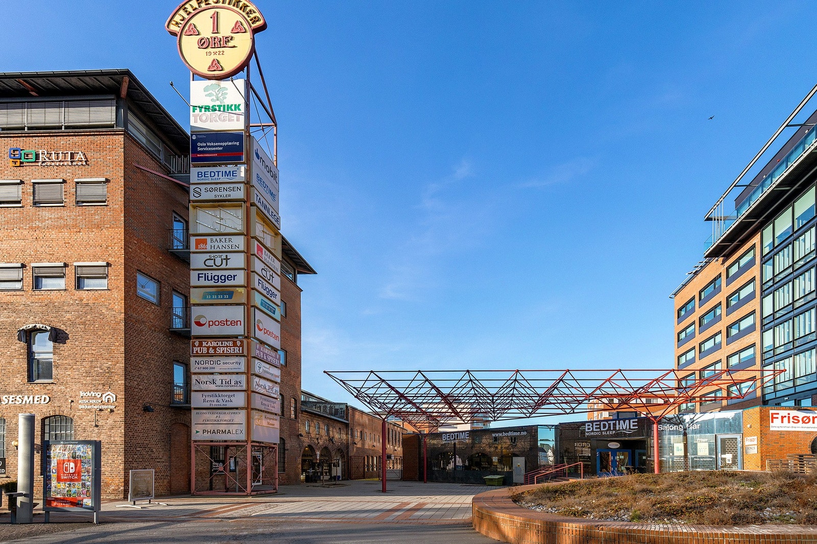 Fyrstikktorget med flere butikker er noen minutters gange fra boligen. Galleribilde