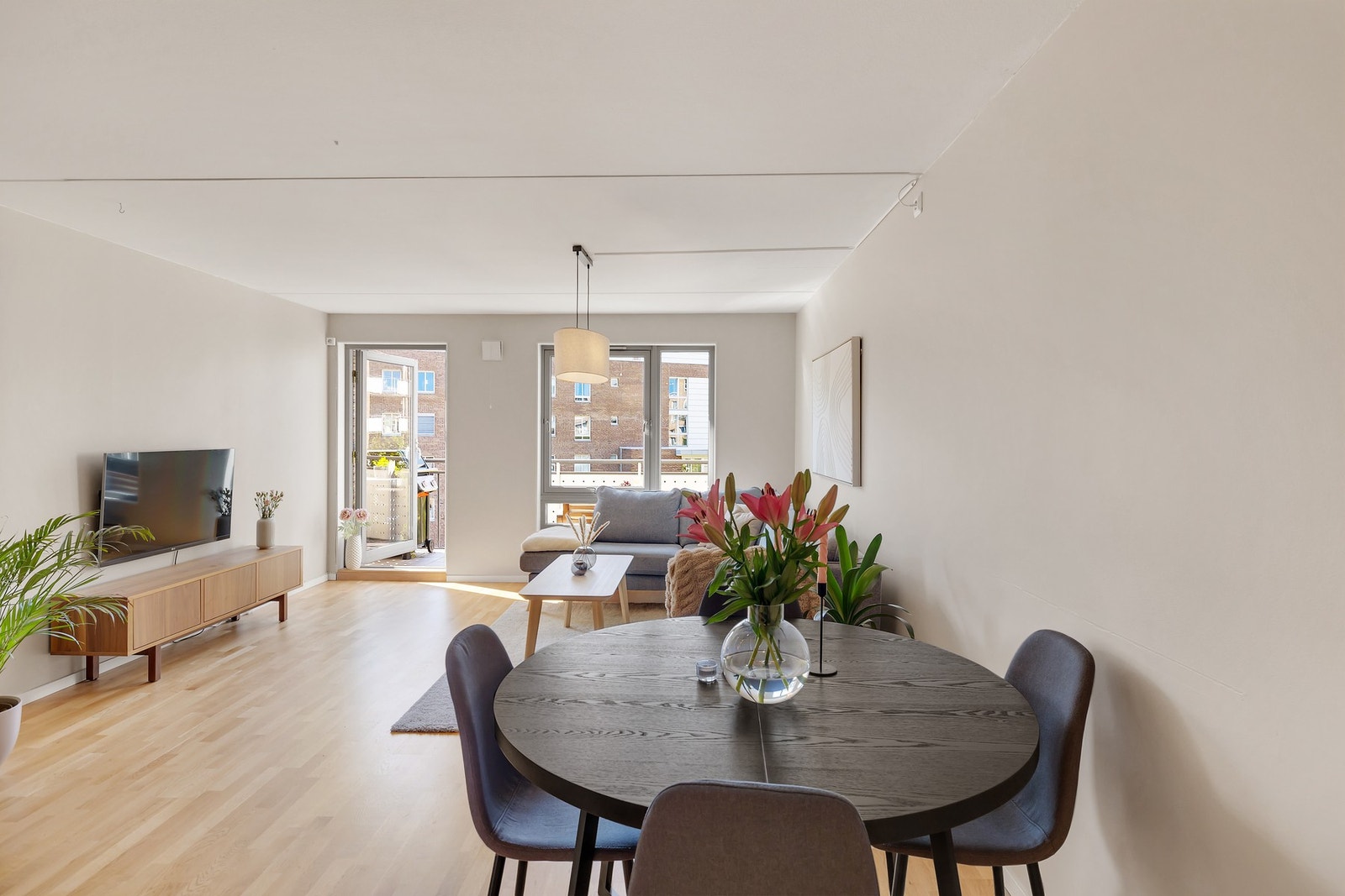 Stuen har store vindusflater som slipper inn rikelig med naturlig lys. Galleribilde