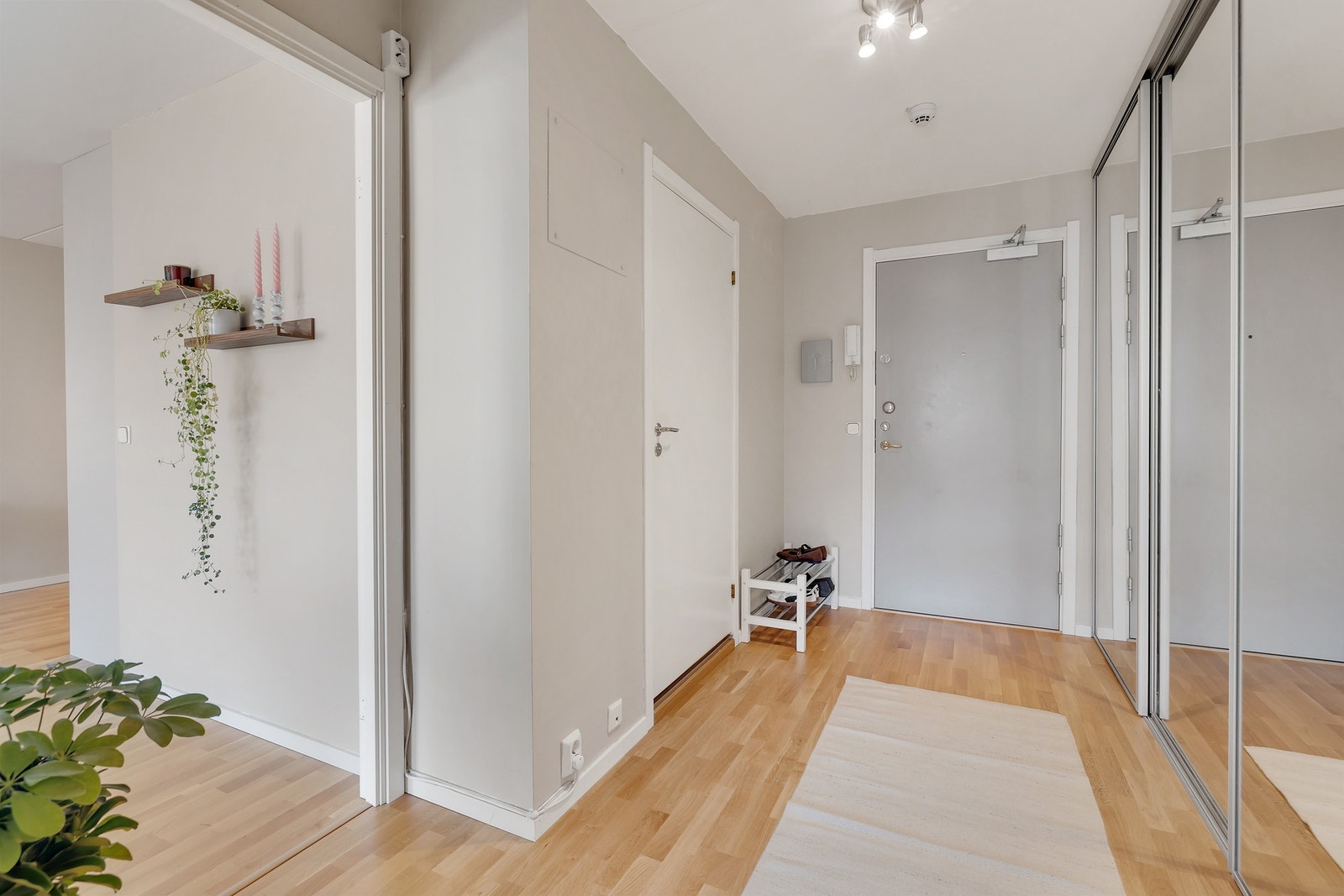 Innbydende entré med praktisk garderobeløsning. Galleribilde