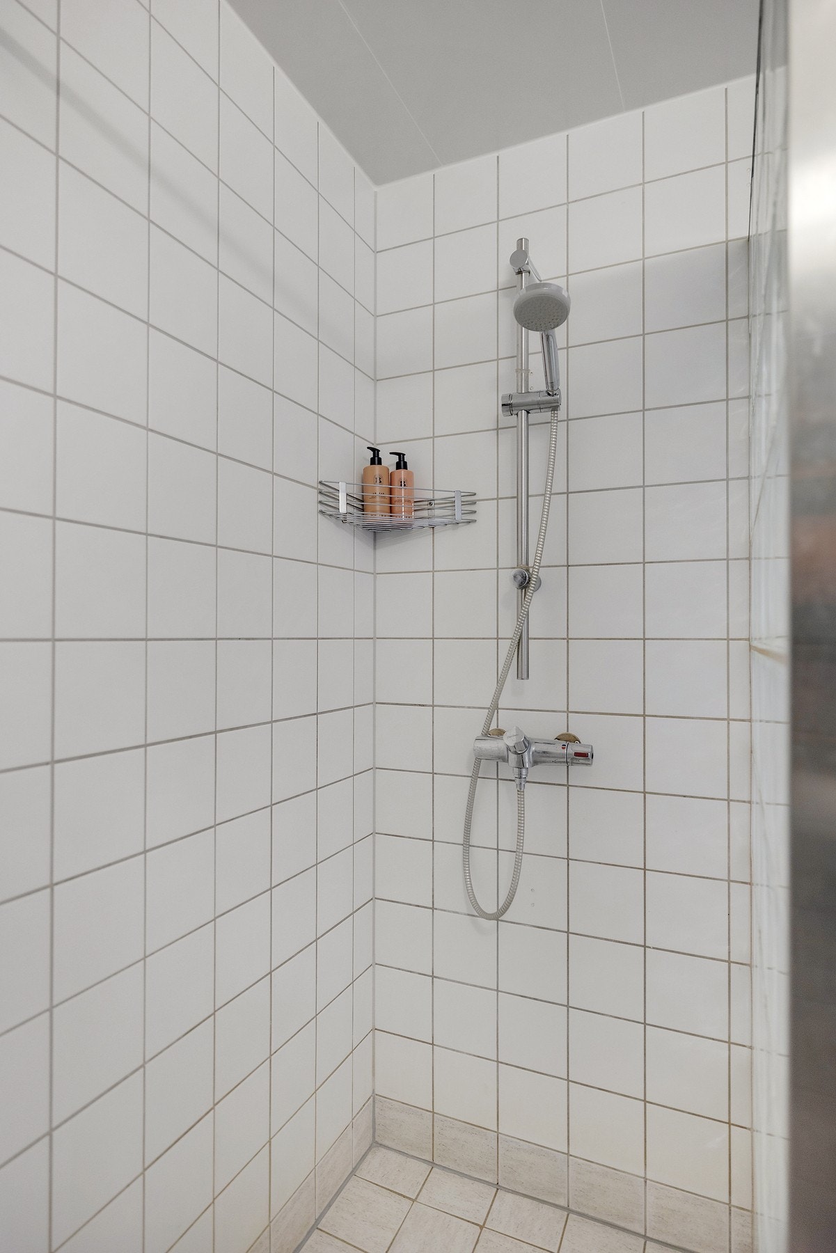 Dusjhjørne med glassbyggerstein. Galleribilde