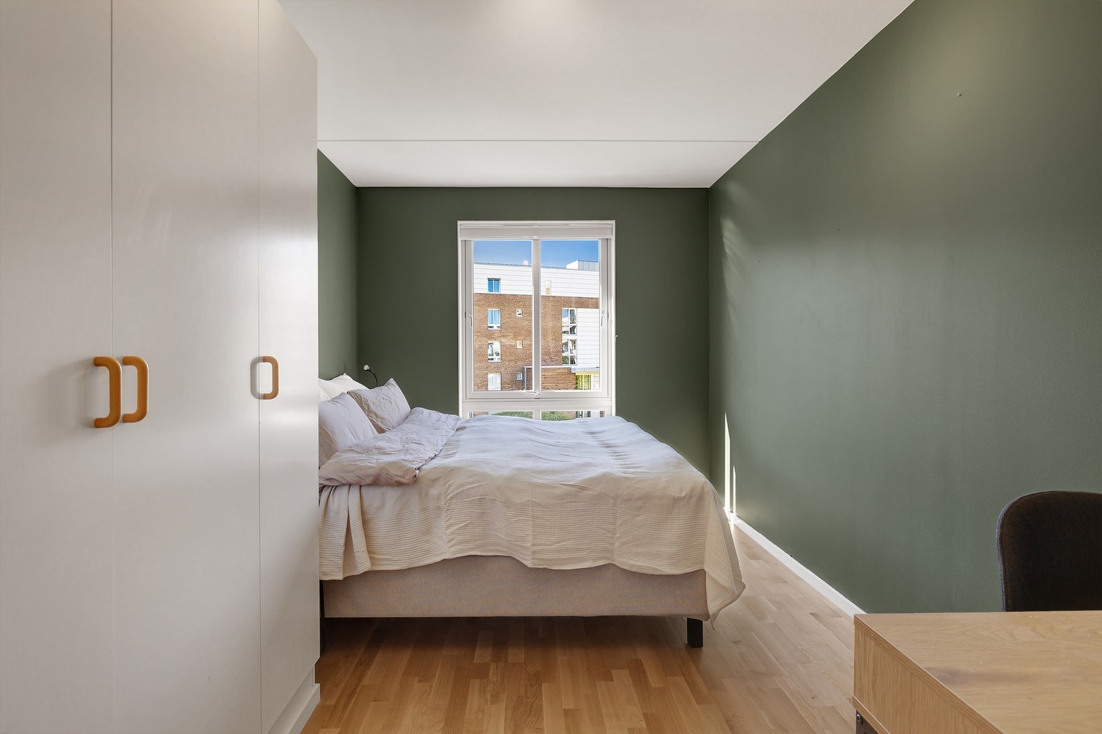 Romslig og pent soverom med god plass til dobbeltseng, nattbord og øvrig møblement. Galleribilde