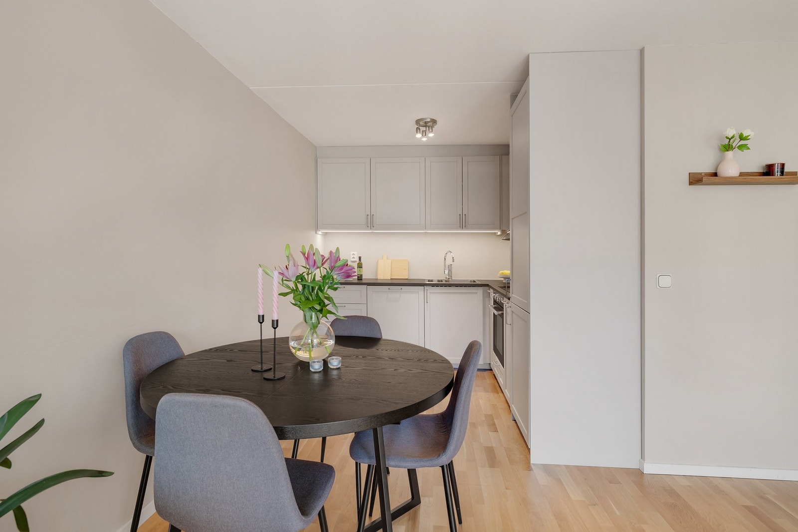 I tilknytning til kjøkkenet er det god plass til spisebord. Galleribilde