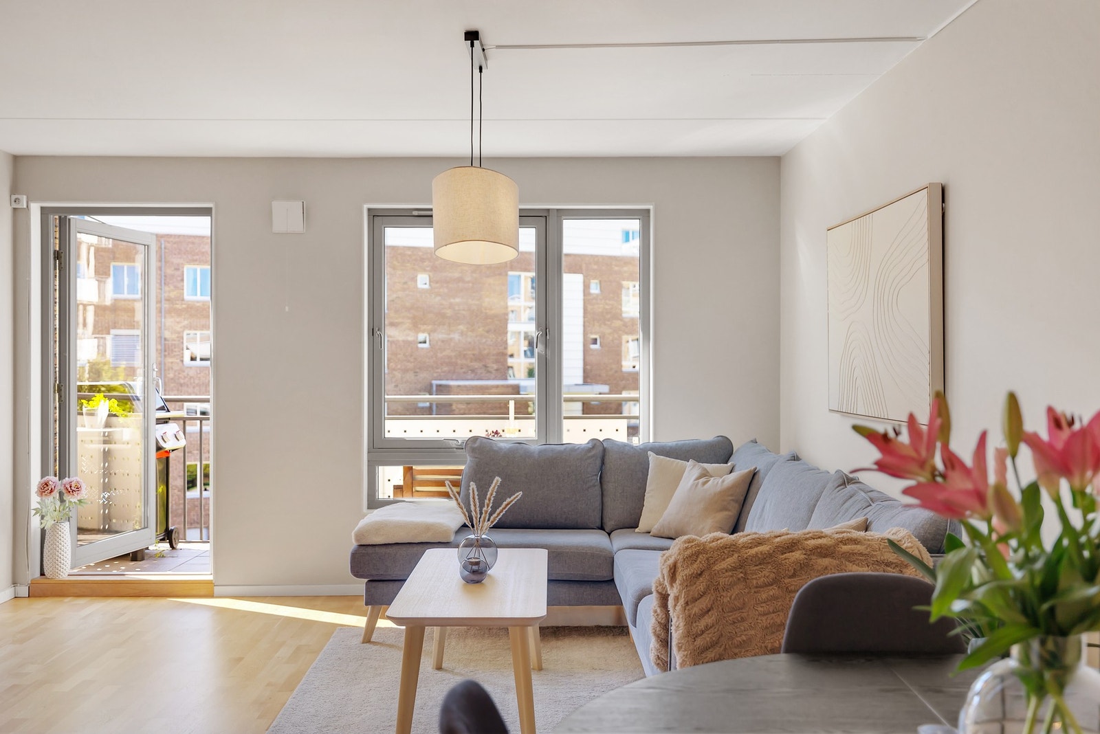 Leiligheten har en innbydende stue som tilbyr rikelig med plass til en komfortabel sittegruppe, oppbevaringsmøblement og tv-seksjon. Galleribilde