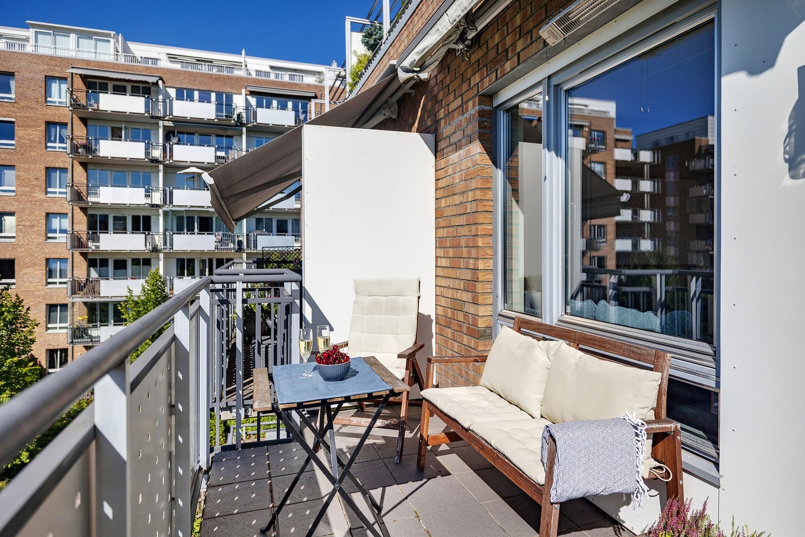 Balkongen er utstyrt med elektrisk markise, varmelampe, strømuttak og utebelysning. Galleribilde