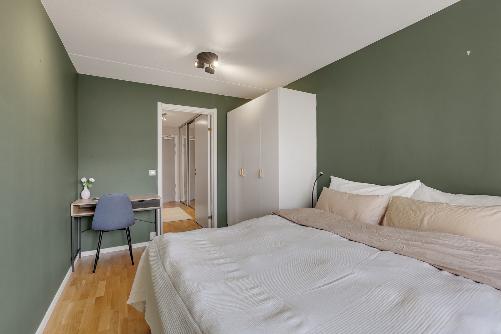 Rommet er malt i en herlig grønntone. Galleribilde