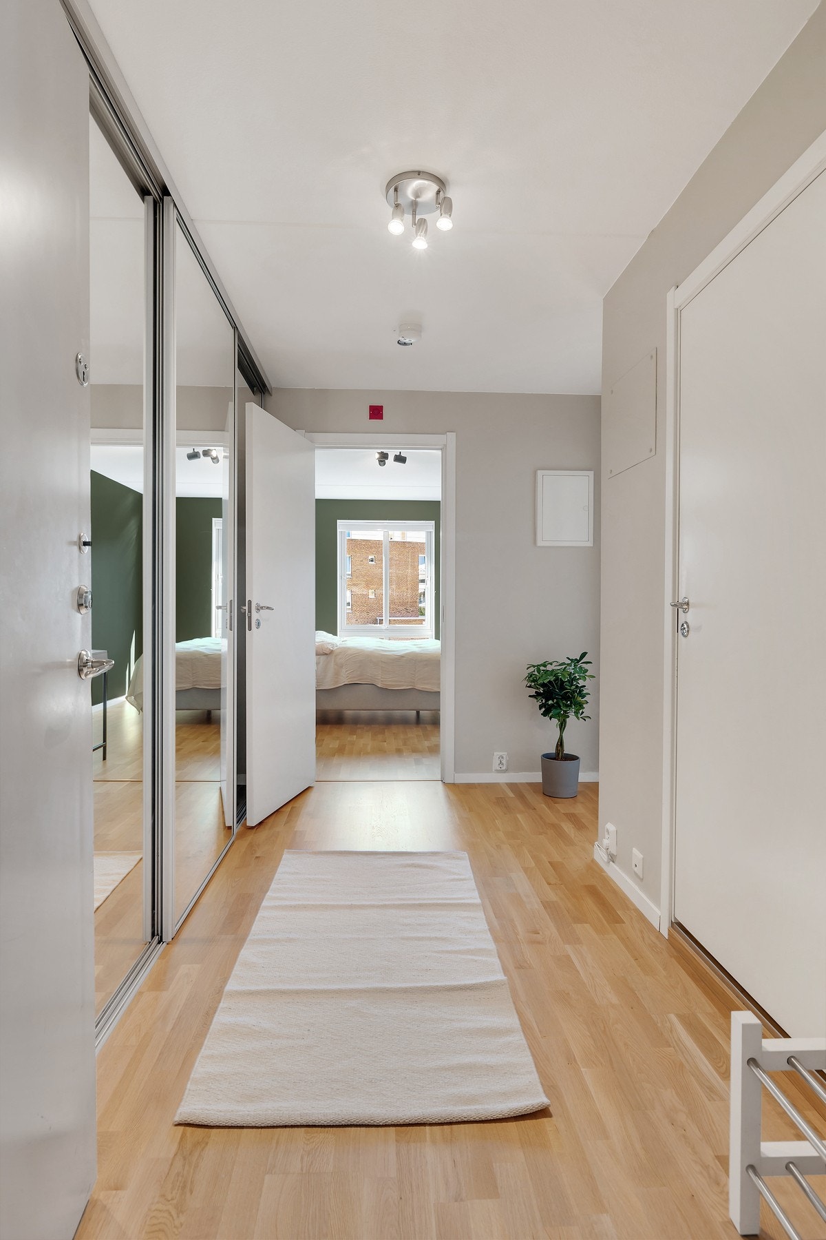 Fra entreen er det inngang til boligens øvrige rom. Galleribilde