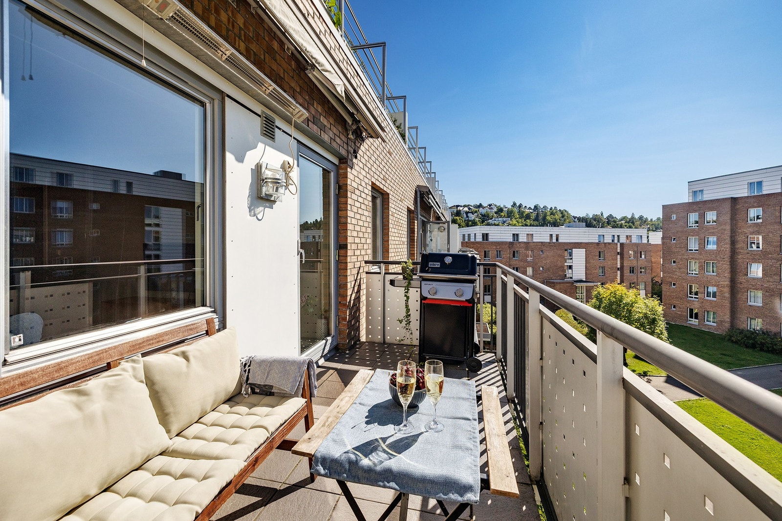 Balkongen er på ca.8 kvm med god plass til utemøbler, grill og beplantning. Galleribilde