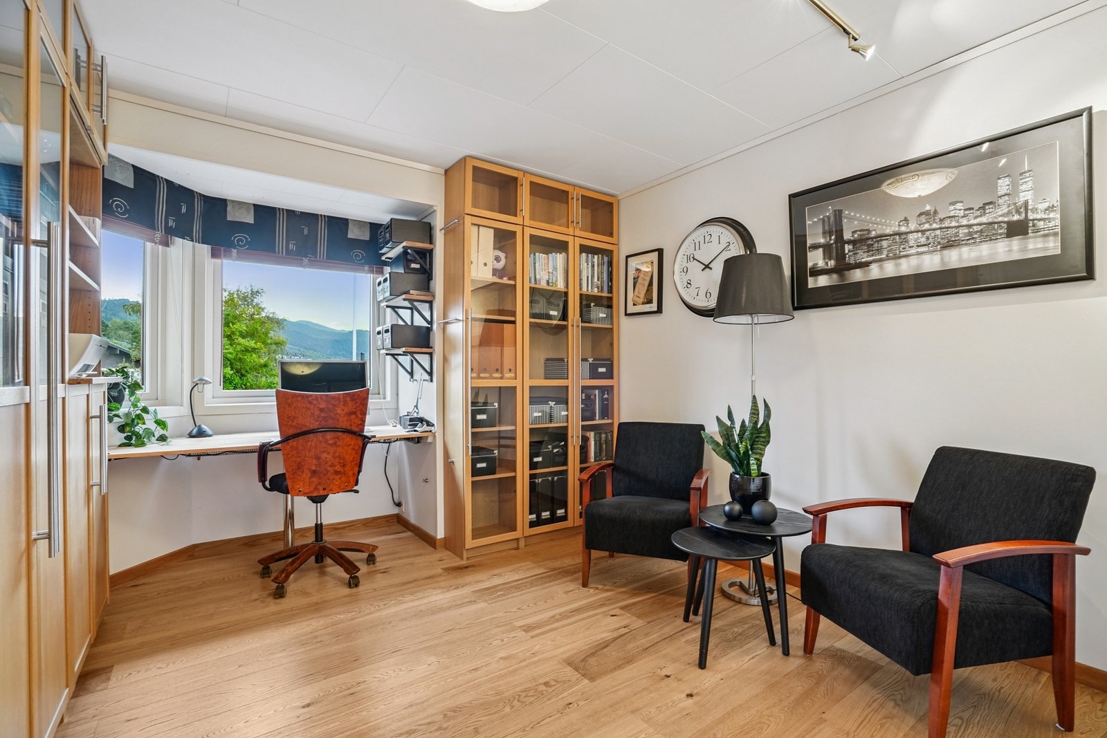 Det er et soverom i hovedetasjen som er per i dag er brukt som kontor. Galleribilde