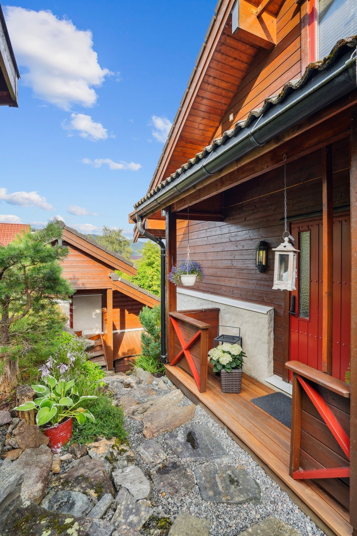 Overbygd inngangsparti til hovedetasje. Galleribilde