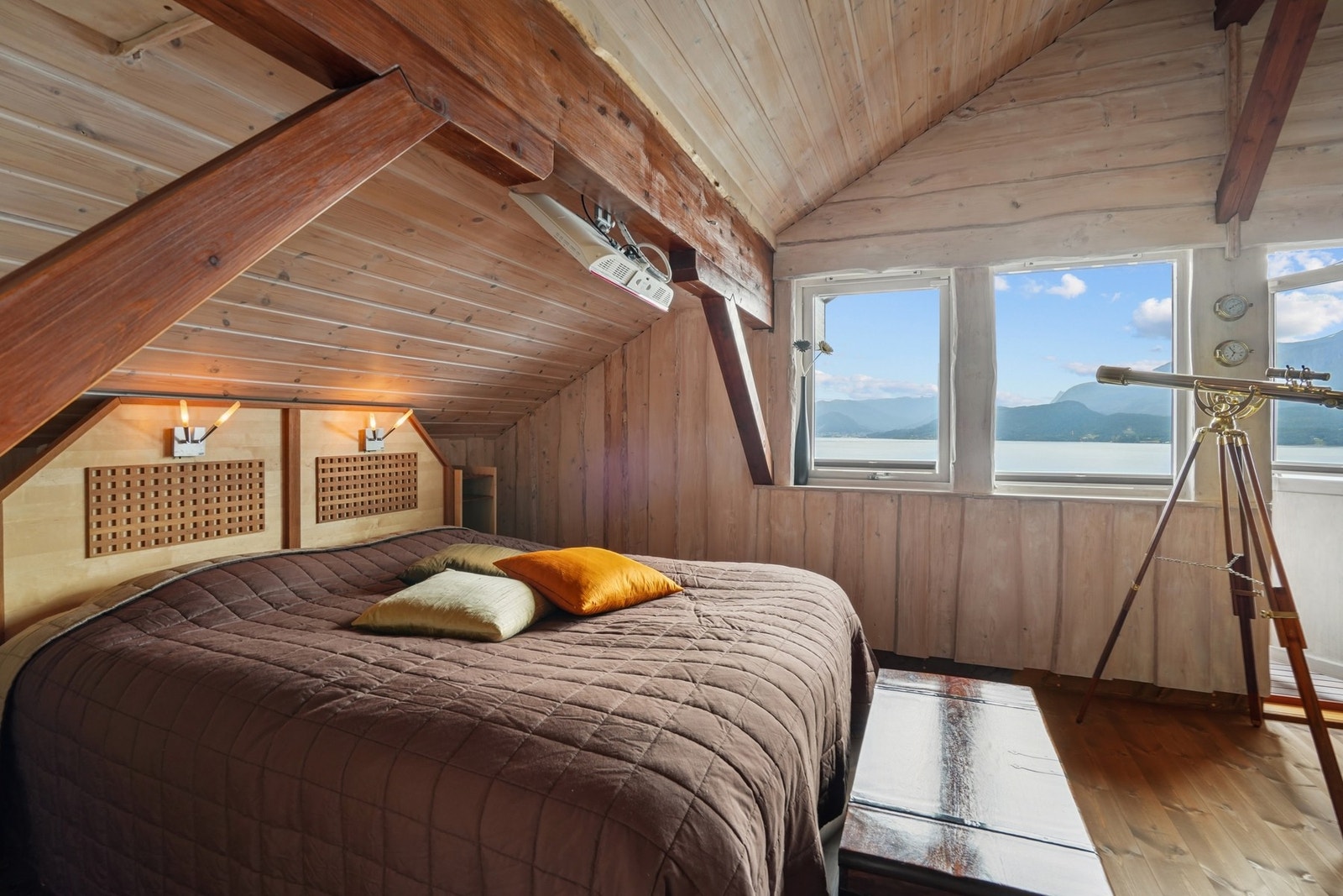 Loftstuen har god plass til ønsket innredning. Galleribilde