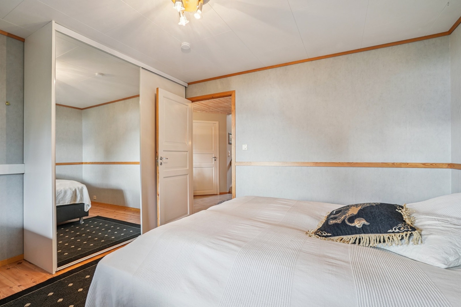 God plass til dobbeltseng og nattbord. Skyvedørsgarderoben sørger for orden og oversikt. Galleribilde