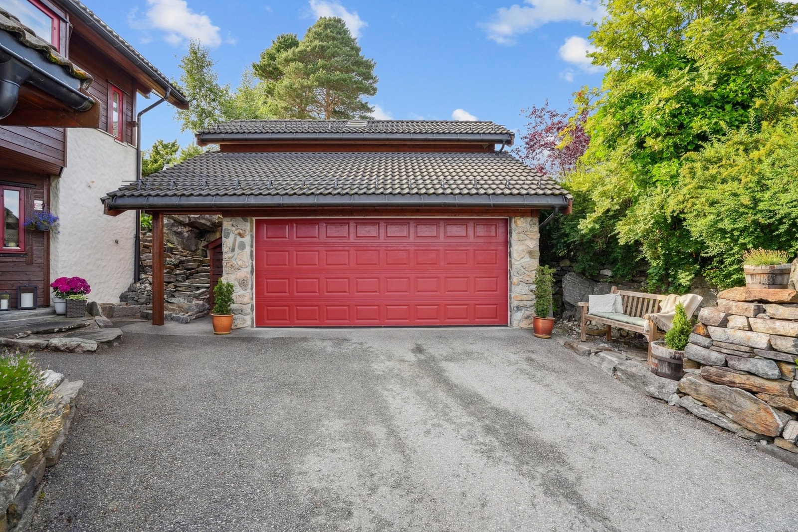 Parkering kan gjøres i garasje eller på asfaltert gårdsplass. Galleribilde