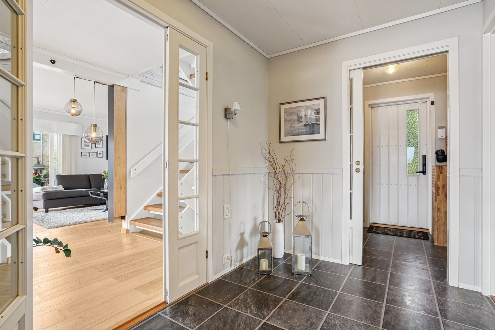 Entré i hovedetasje, og hovedytterdør med kodelås fra Yale. Galleribilde