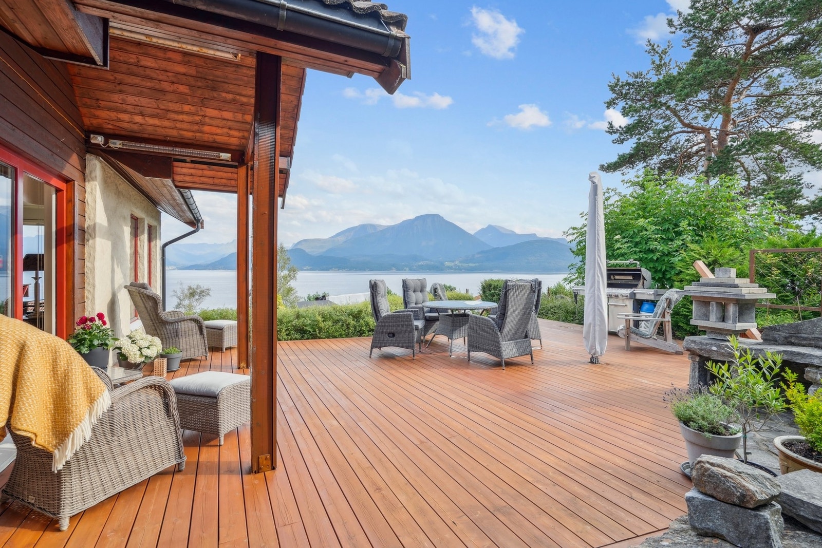 Når Storfjorden og Sunnmørsalpene konkurrerer om blikket ditt - og du vinner uansett. Galleribilde