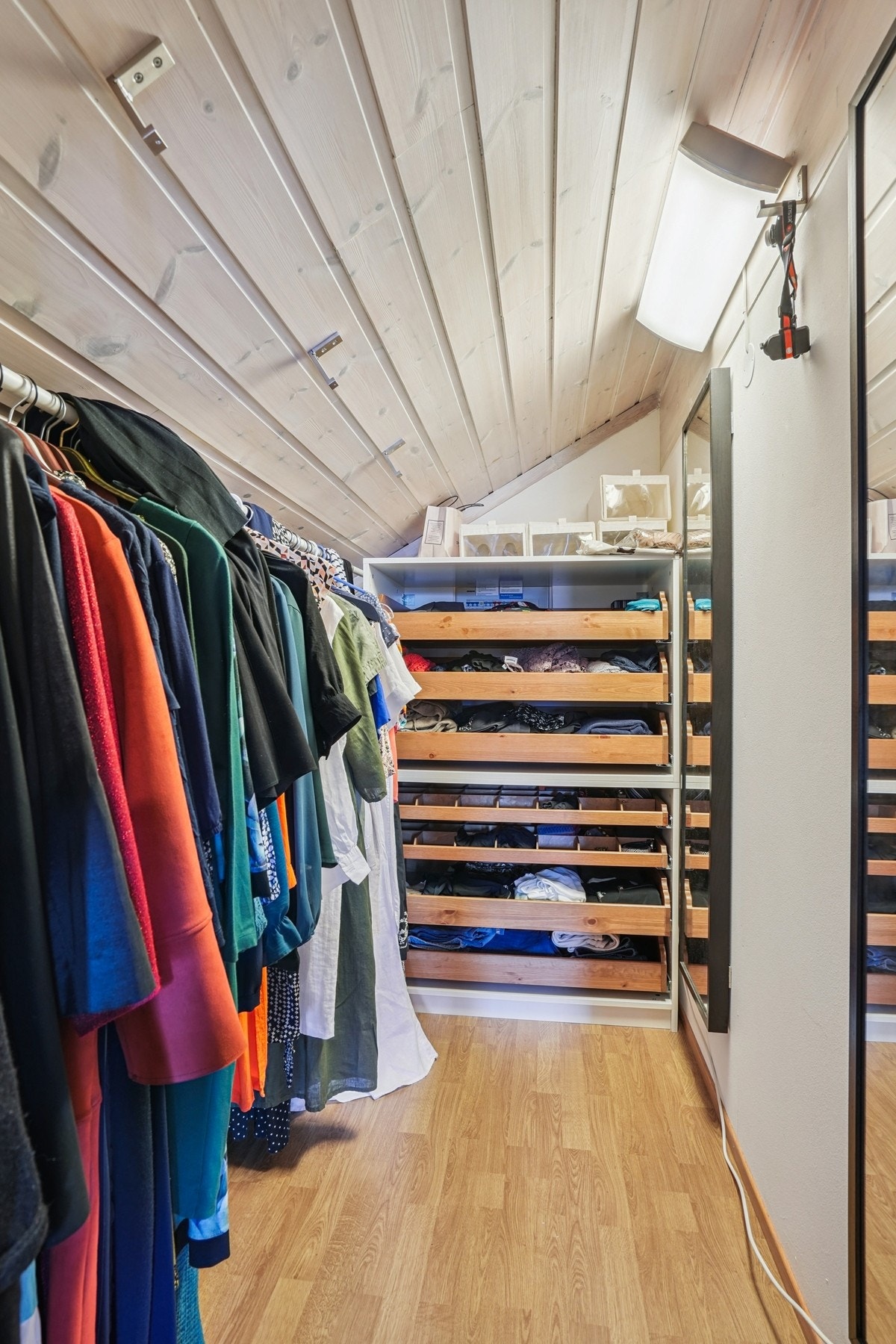 Walk-in closet med oppheng og skuffeinnredning. Galleribilde