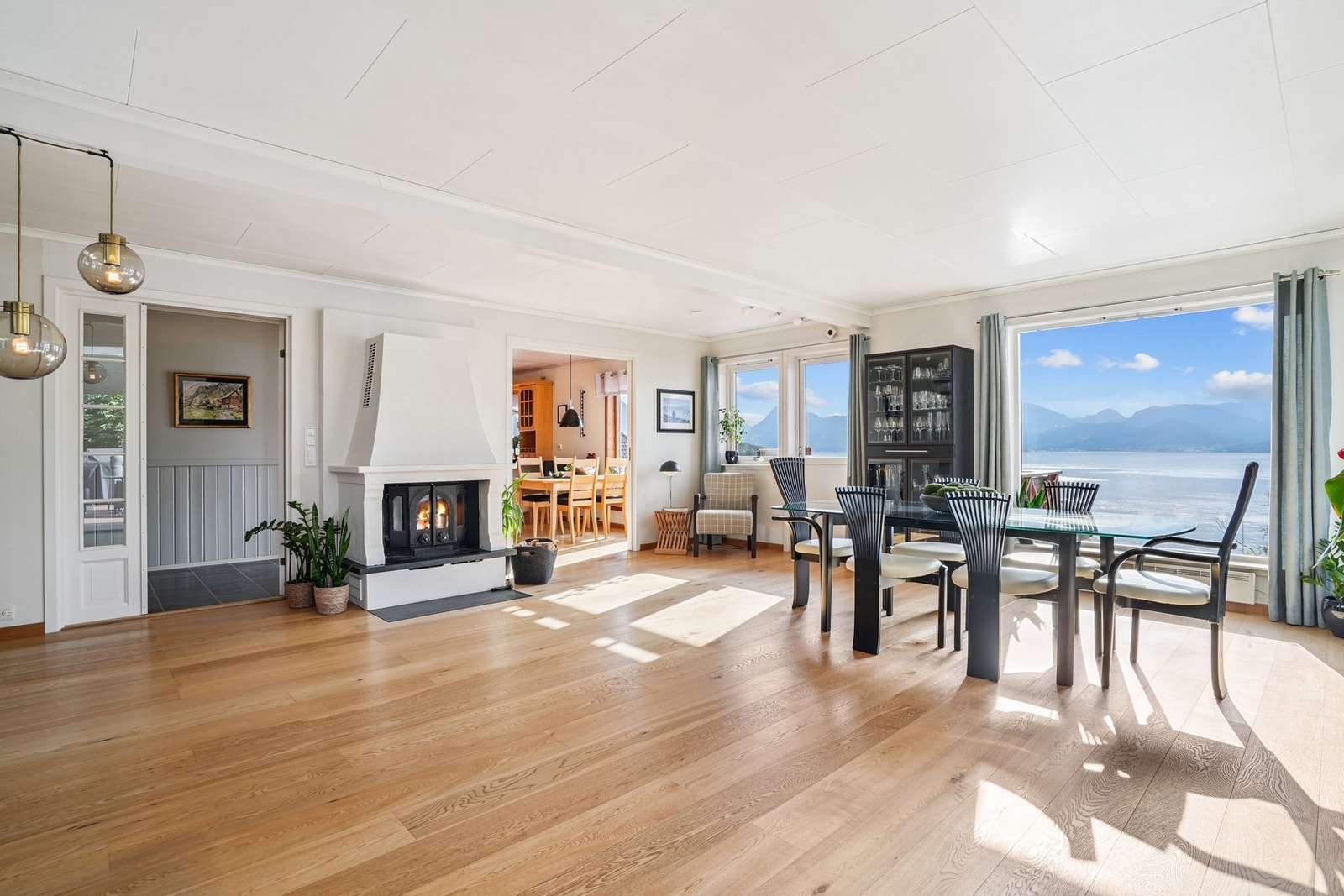 De store vindusflatene sørger for at utsikten kommer til sin rett også fra innsiden av boligen. Galleribilde