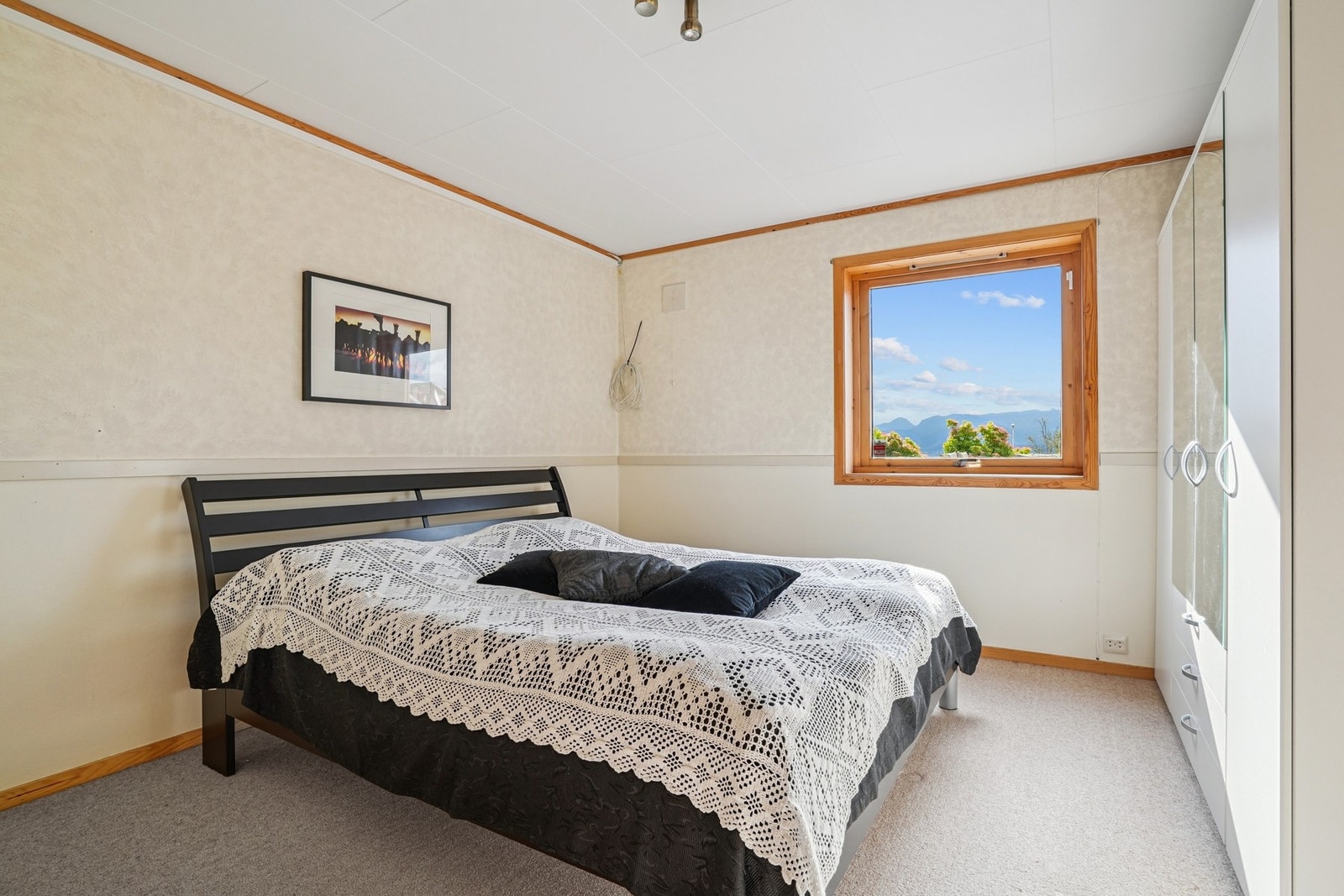 Soverom nr. 3 er innredet med dobbeltseng og garderobeskap. Galleribilde