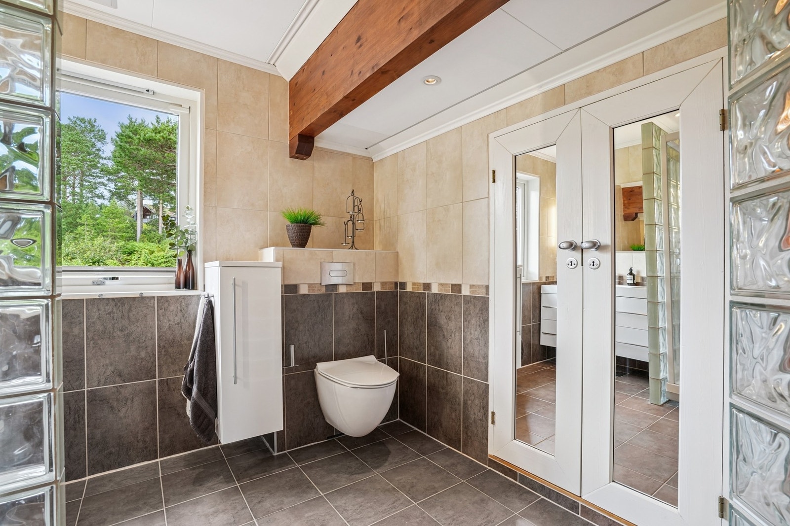 Romslig helfliset bad med elektriske varmekabler. Galleribilde