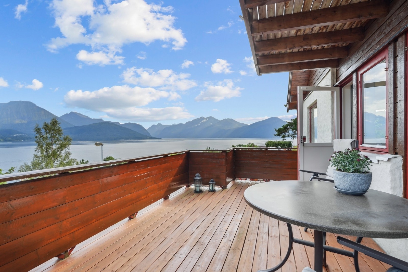 - en veranda på 12 kvm belagt med terrasebord og trerekkverk. Galleribilde