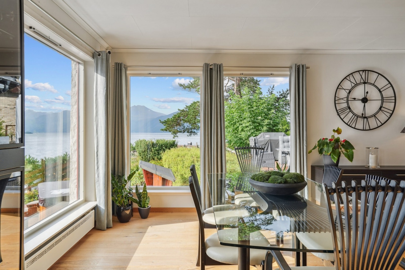 Mens måltidet nytes, skaper Sunnmørsalpene et majestetisk bakteppe og setter stemningen. Galleribilde