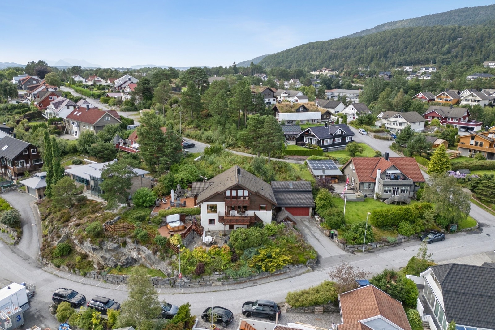 Det er gangavstand til barnehage, barneskole, treningssenter og dagligvarebutikker, samt fine turområder på Emblemsfjellet og badeplass på Emblemssanden. Galleribilde