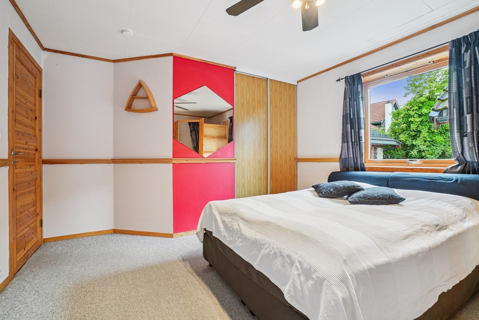 - med god plass til ønsket sengestørrelse og nattbord. Her er det også satt inn skyvedørsgarderobe. Galleribilde