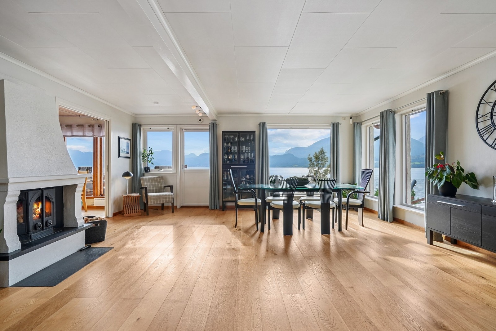 Stuen har en romslig utforming som gir gode møbleringsmuligheter i flere soner. Galleribilde