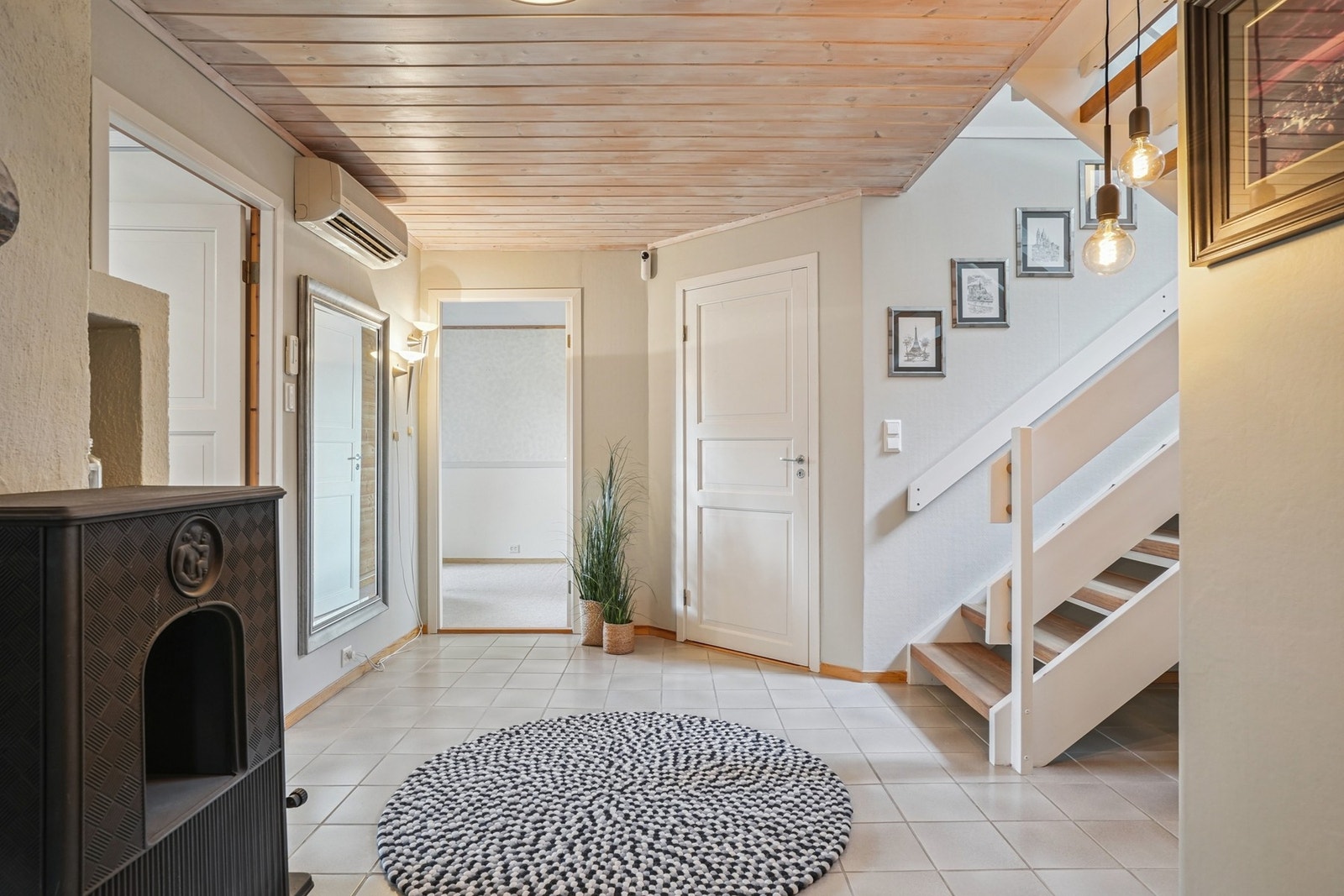 Vi tar turen ned til underetasjen i boligen. Varmepumpen sørger for en jevn temperatur til boligen. Galleribilde