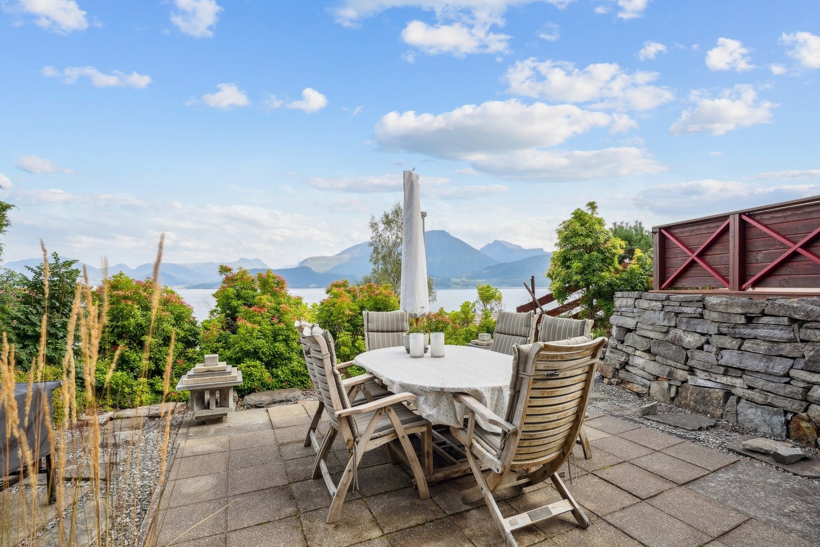 Uteplass mot sydvest med god plass til sittegruppe - Galleribilde