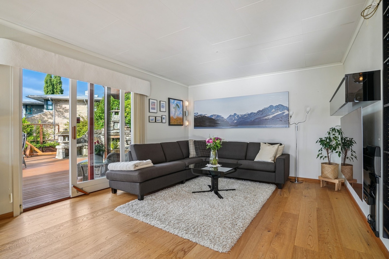 I stuen er det god plass til en sofagruppe med plass til hele familien - et naturlig samlingspunkt i hjemmet. Galleribilde