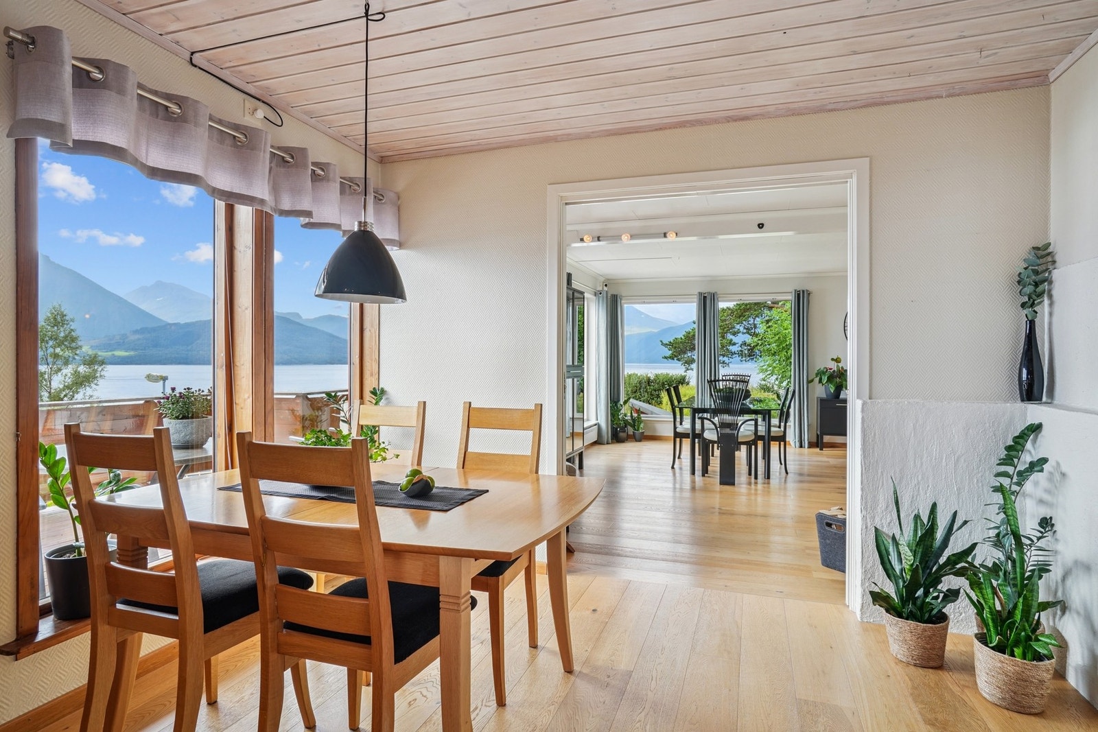 Kjøkkenets spisegruppe: intimt, koselig og med panoramabilde som bonus. Galleribilde