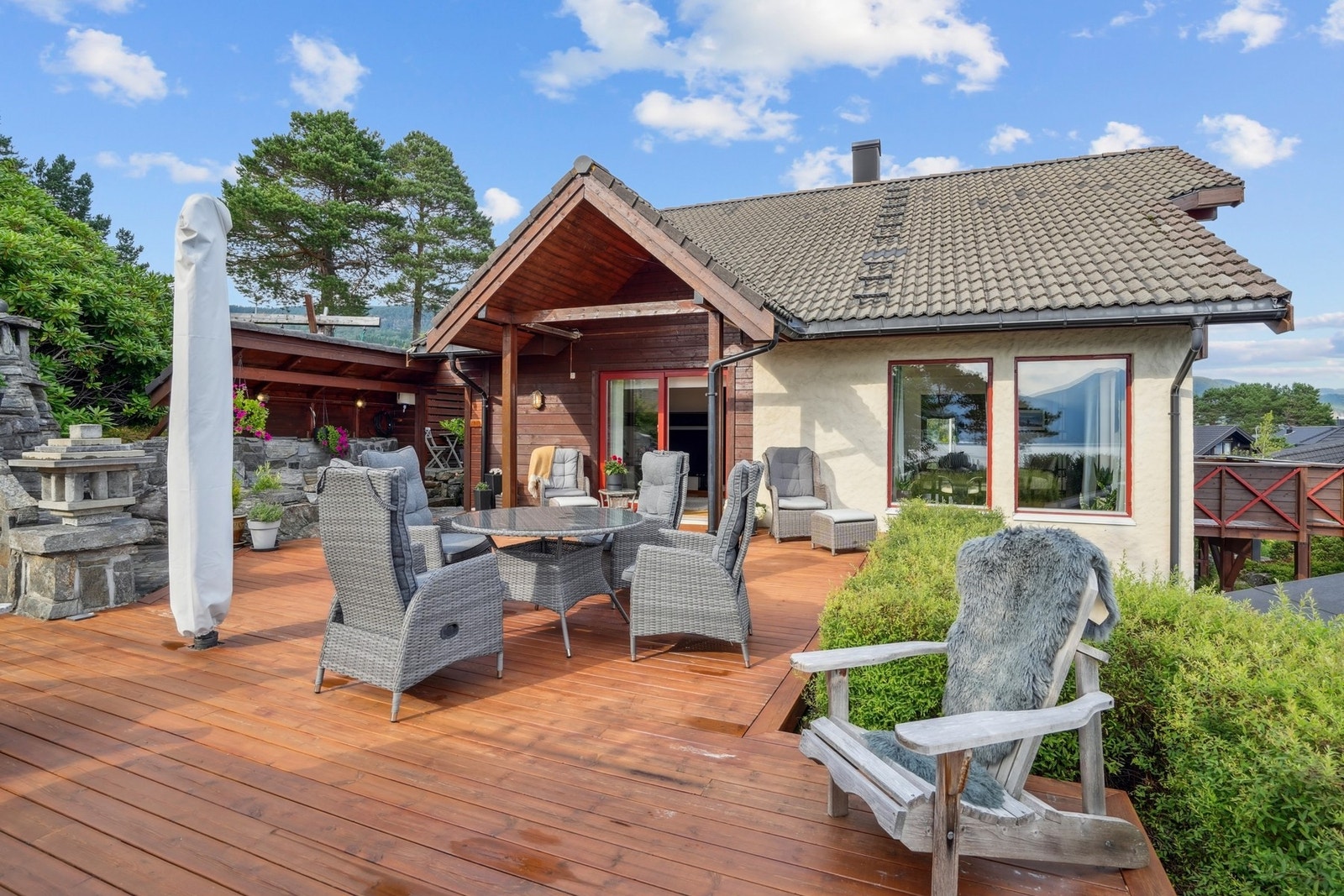 Terrassen innredes enkelt i ulike soner, og innbyr til både stille stunder og lange, sosiale kvelder. Galleribilde