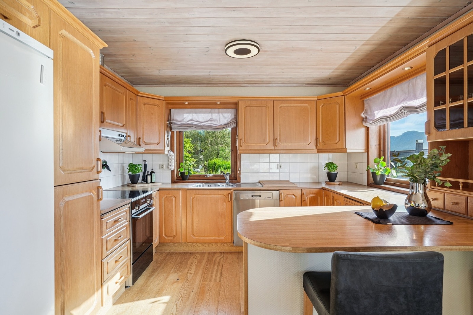 Kjøkkeninnredning med profilerte fronter og laminat benkeplate. Godt med skap- og skuffeplass. Galleribilde