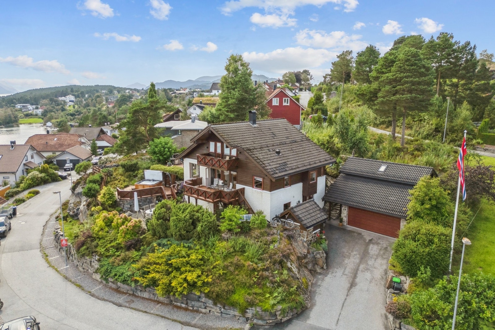 PrivatMegleren presenterer en stor enebolig på stor tomt med fin beliggenhet i familievennlig område på Flisnes. Galleribilde