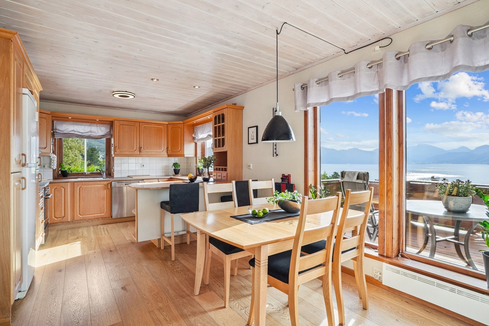 Kjøkken ligger åpent men samtidig adskilt fra stuen. Galleribilde