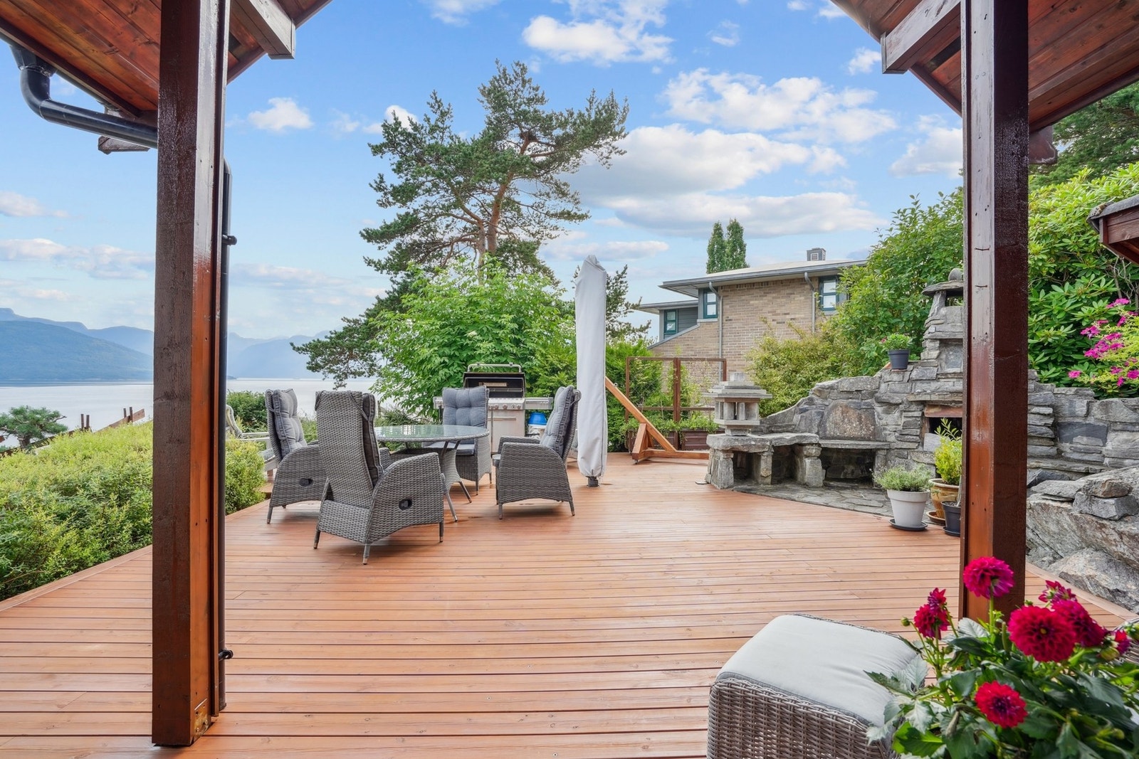 Det er tilkomst til en delvis overbygd terrasse mot sydvest fra stuen. Galleribilde