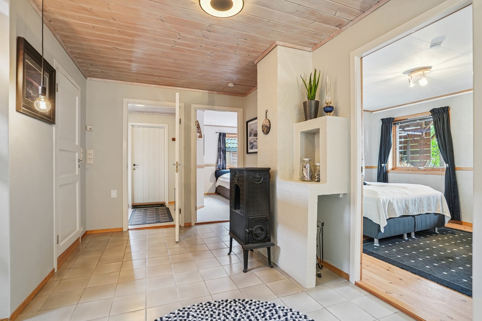 Det er tre soverom, bad, vaskerom og tre boder. Galleribilde