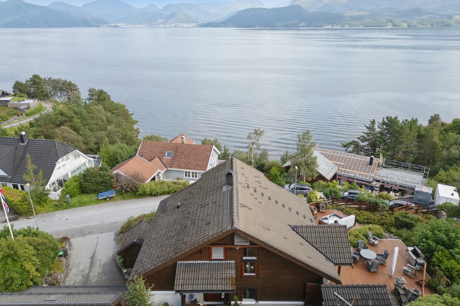 Eiendommen har meget gode sol- og utsiktsforhold med storslått fjordutsikt mot Storfjorden og Sunnmørsalpene. Galleribilde