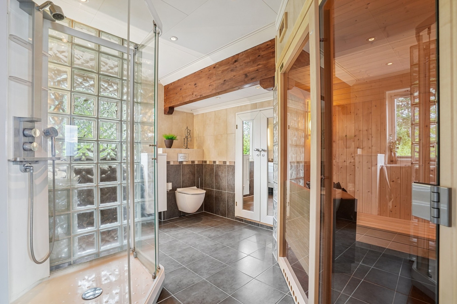 - dusjkabinett og vegghengt toalett. Galleribilde