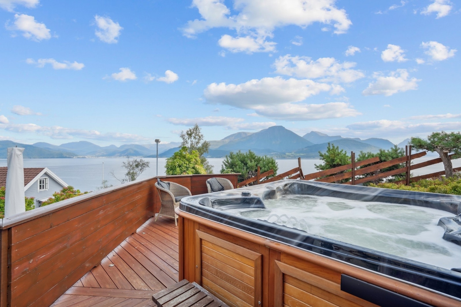Terrasseidyll: jacuzzi, frisk luft og Sunnmørsalper i horisonten. Her får du avslapning på høyeste nivå. Galleribilde