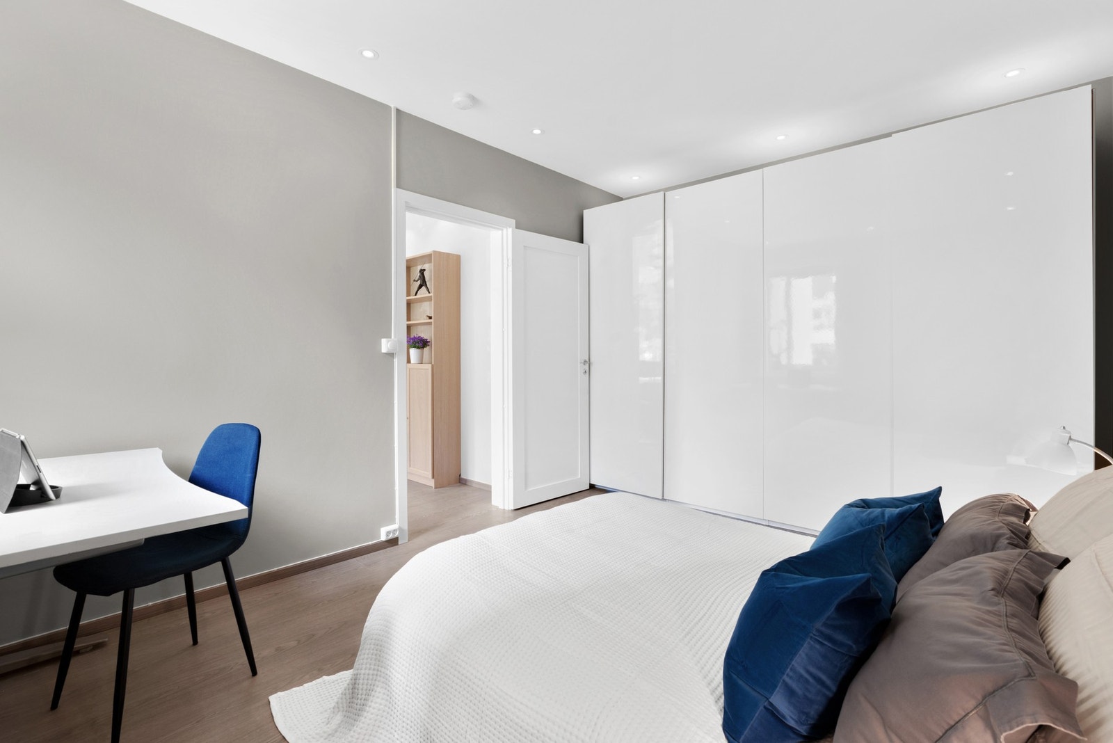 Her er det god plass til dobbeltseng og en stor garderobeløsning for lagring. Galleribilde