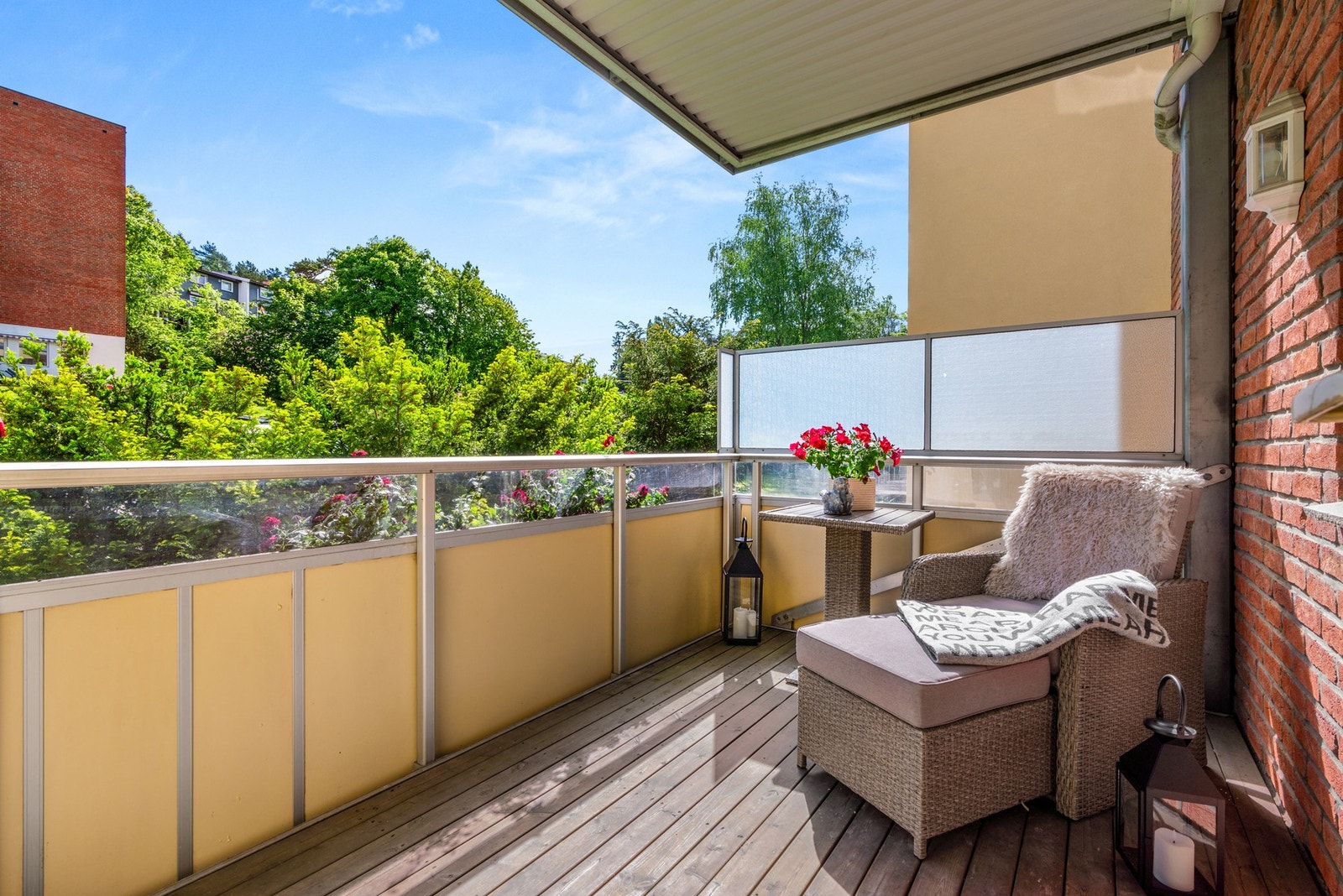 Utgang fra stuen til østvendt balkong med fin formiddagssol og hyggelig utsyn. Galleribilde