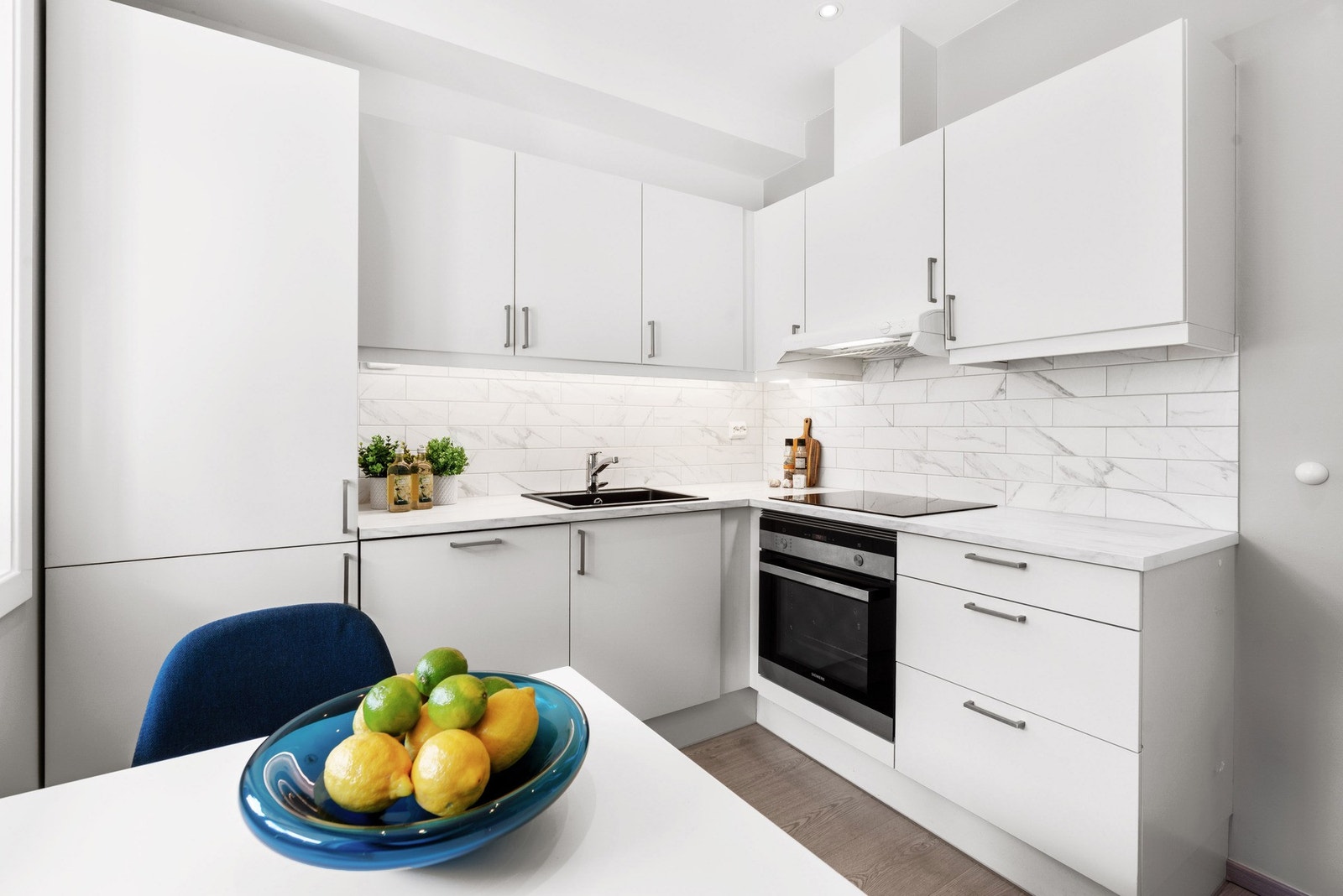 Skap og benkeplass med integrerte hvitevarer samt downlights i himling. Galleribilde