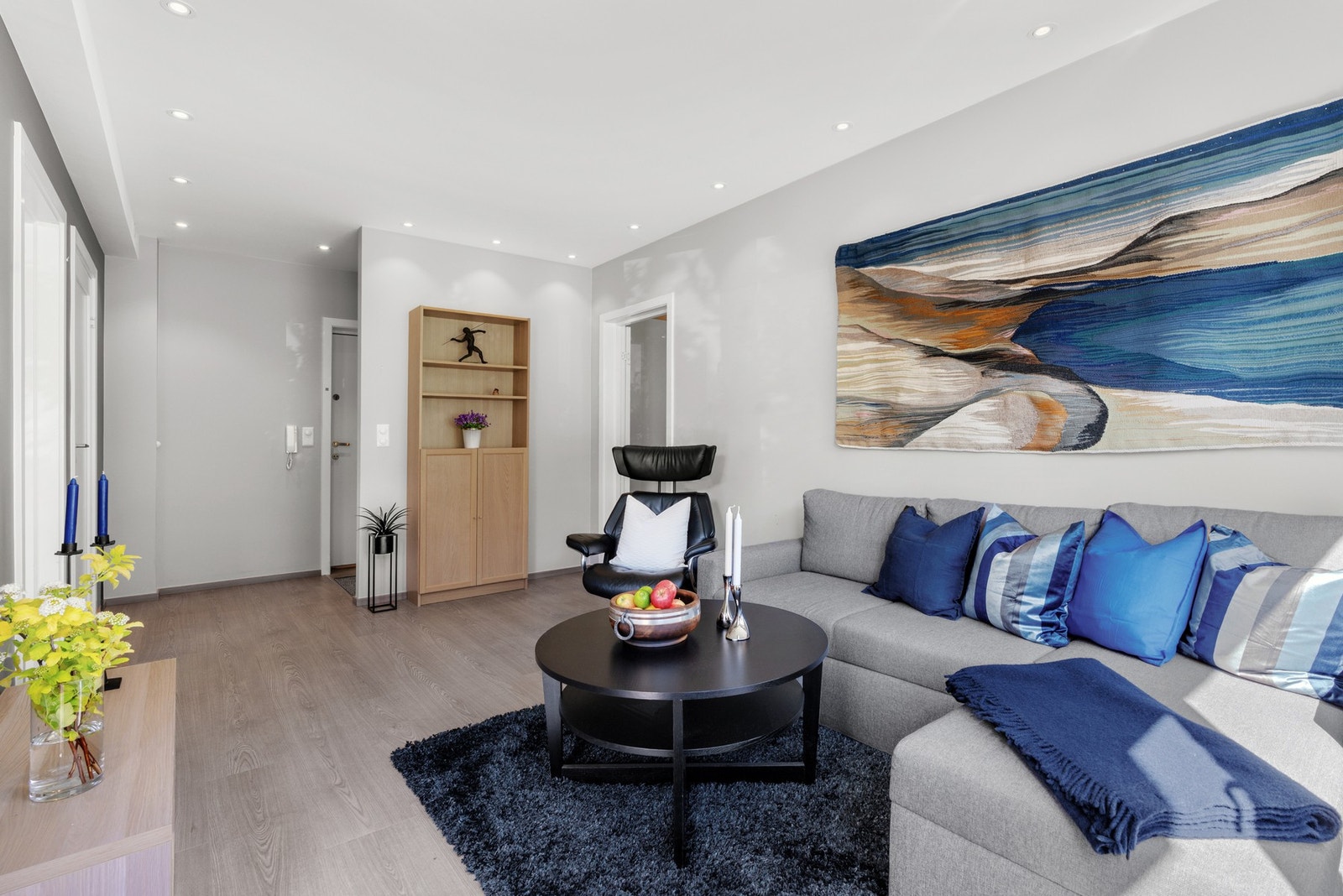 Nyere innvendige dører og elektriske panelovner, plissegardiner over alle vindusflater og downlights Galleribilde