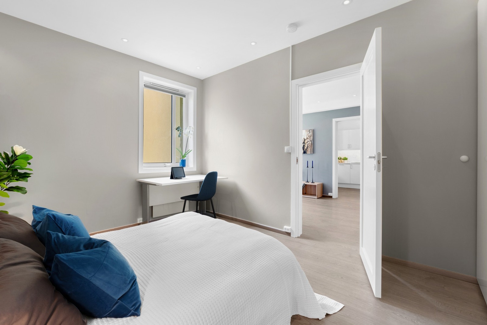 Downlights i himling og samme enstavs laminat som strekker seg i alle rom og gir en gjennomgående helhet. Galleribilde