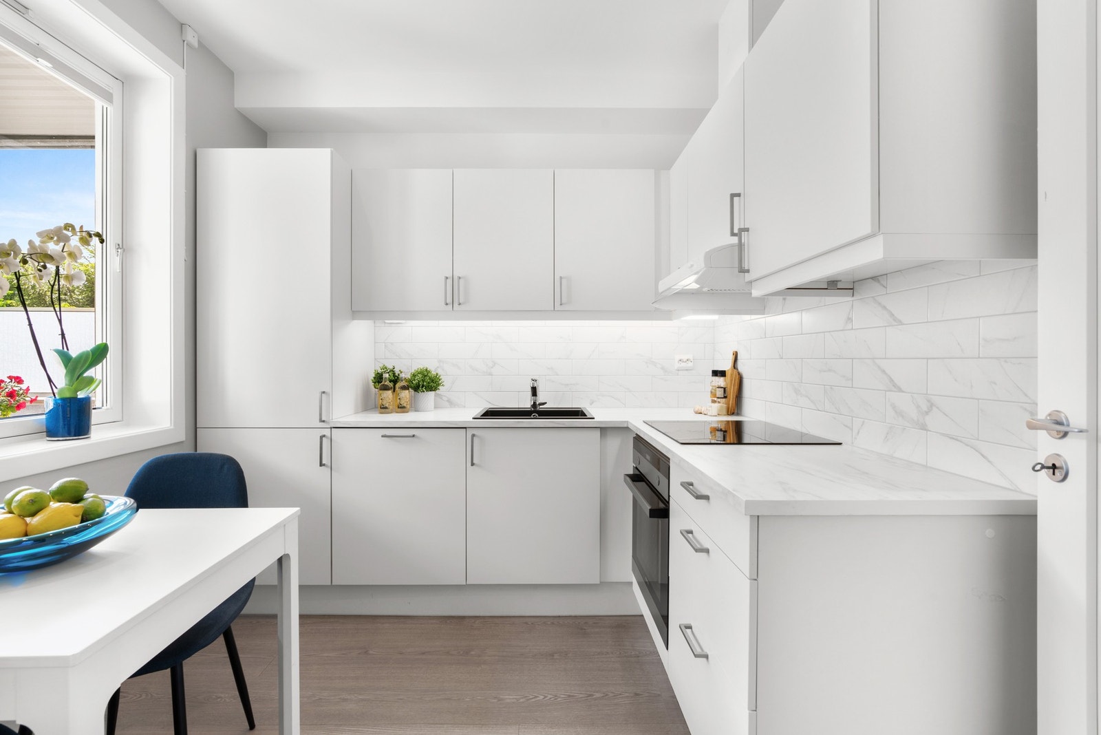 Stilrent kjøkken i adskilt rom med lekker og moderne kjøkkeninnredning fra HTH. Galleribilde