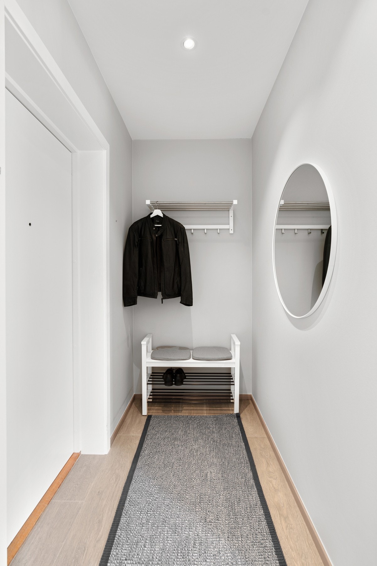 Tilrettelagt plass til å montere dypt garderobeskap. Galleribilde