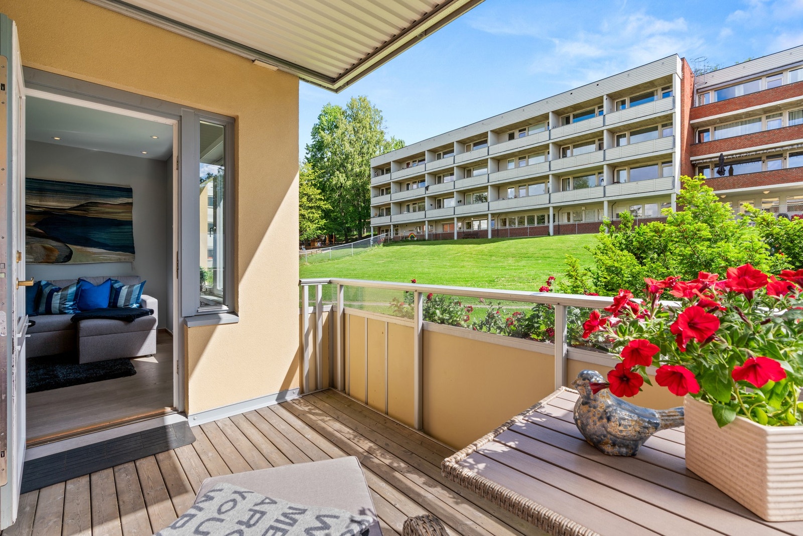 Velkommen til Sandstuveien 16 en pen 2-roms seniorbolig (55+) med trappefri adkomst og sentral beliggenhet i rolige omgivelser. Galleribilde