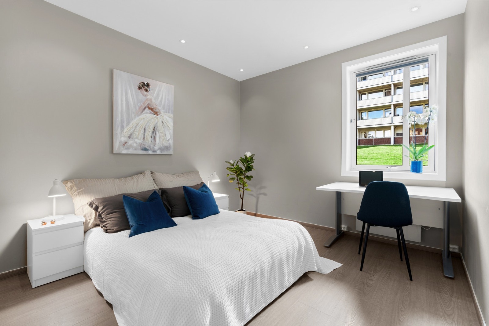 Romslig og trivelig soverom, med overflater som er sparklet og malt i smakfullt fargevalg. Galleribilde